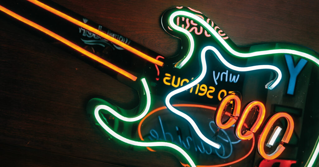 Eine E-Gitarre mit Neon-Verzierungen.